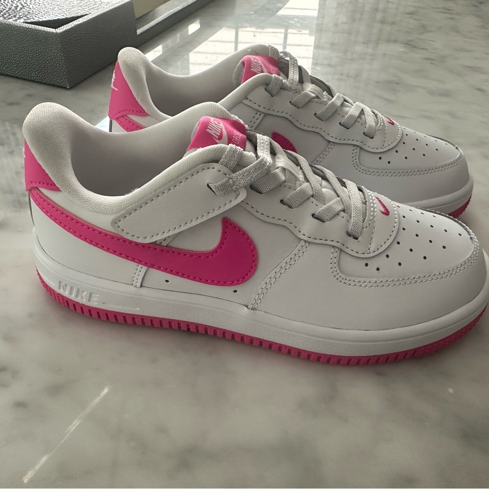 Nike  Kids White and Pink  Force 1 Low Easy on Sneakers ..sz 2.5 New in Box - Picture 6 of 7